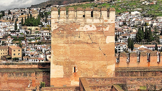 Los terremotos de Granada dañan las almenas de la torre de las Gallinas de la Alhambra