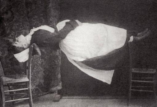 Una de las internas, sometida a una sesión de hipnosis de Charcot