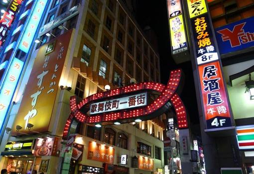 En Kabukicho, el barrio rojo de Tokio, se mueve como pez en el agua la mafia o yakuza. Ha inspirado muchas novelas