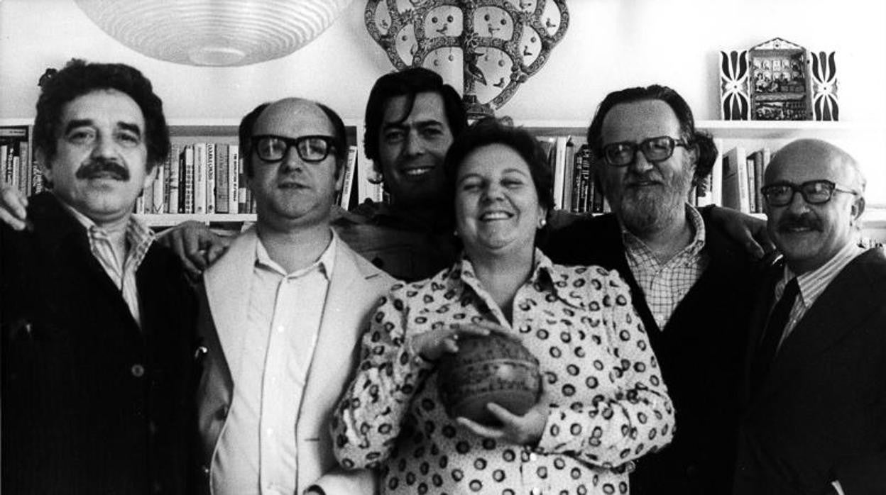García Marquez, Jorge Edwards, Vargas Llosa, José Donoso y Ricardo Muñoz Suay, en 1974 con Carmen Balcells