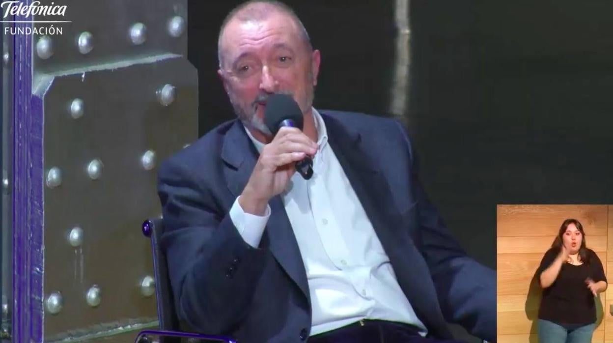 Pérez-Reverte debatió sobre la máquina de Inteligencia Artificial que imita el estilo de alatriste