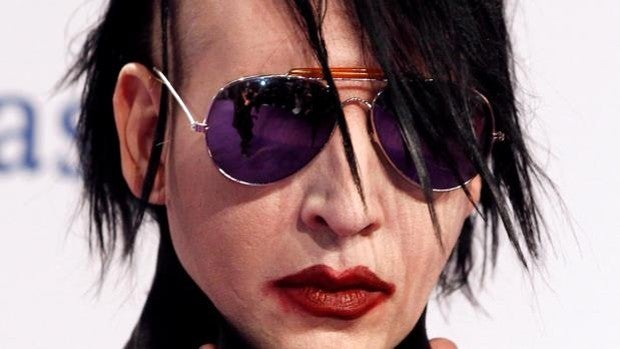 Nuevas acusaciones sobre Marilyn Manson: fans obligadas a desnudarse, fantasías pirómanas, un plan de asesinato y fotos a punta de pistola