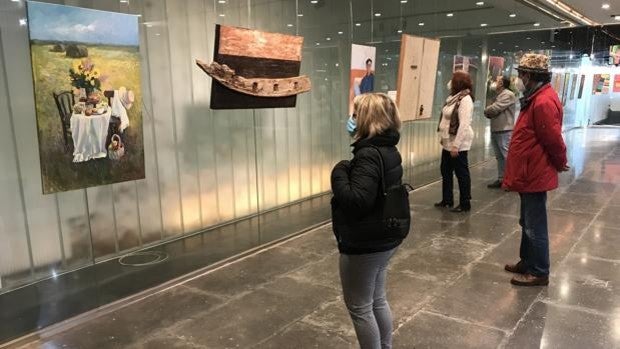 Antiquarium muestra un retrato plástico de Triana con una exposición colectiva de artistas contemporáneos