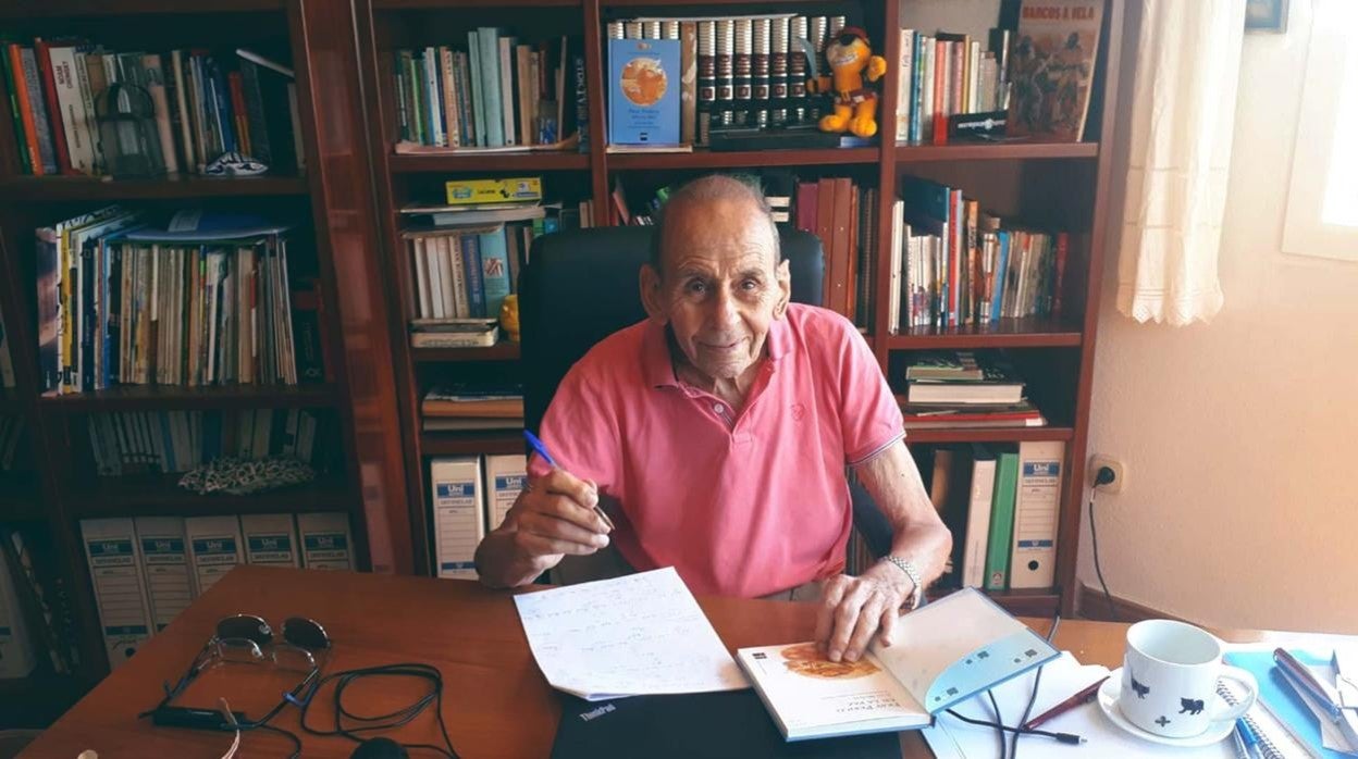 El escritor Juan Muñoz con uno de sus libros
