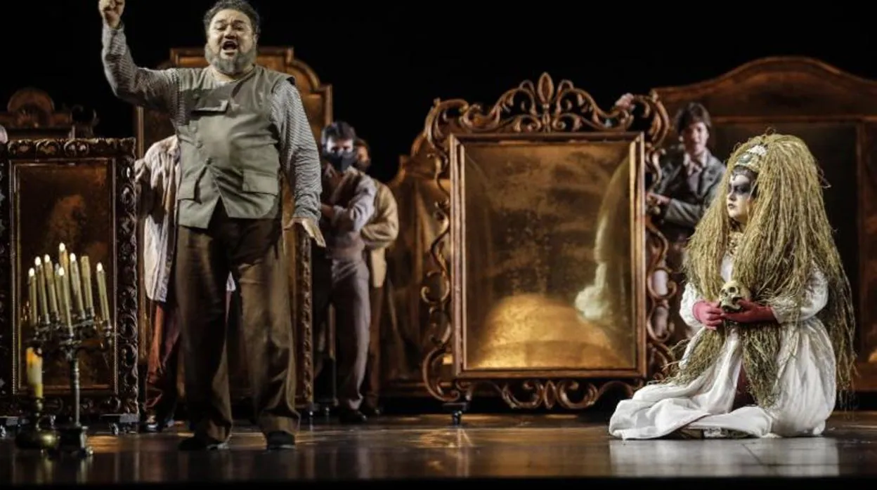 Un instante de la ópera 'Un ballo in maschera' de Verdi, en el Teatro de la Maestranza