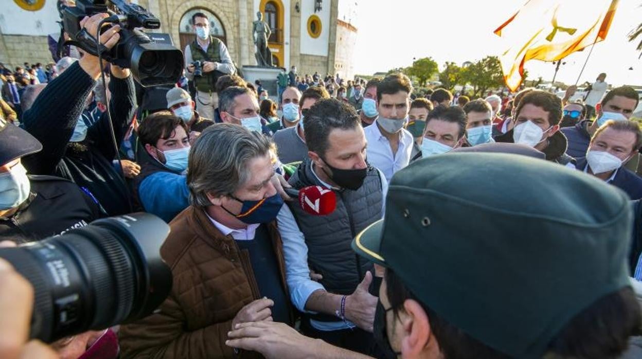 La Policía Local obligó a los asistentes a retirar la pancarta con el lema «La tauromaquia es cultura»