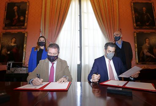 Juan Espadas y Pedro Vázquez Marín firmando el convenio