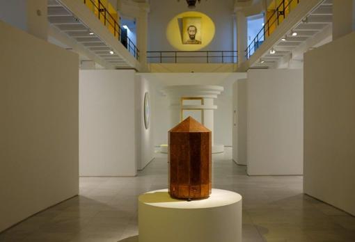 El montaje de la muestra semeja una basílica