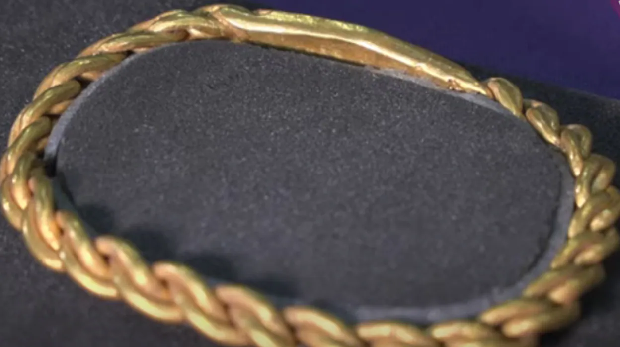 Las piezas, que datan del 950 d.C., incluyen un brazalete de oro