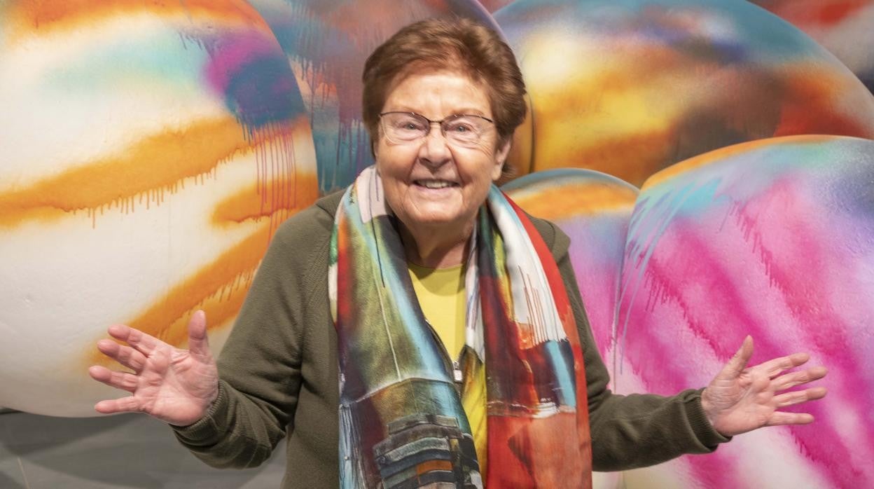 Helga de Alvear, en una de las salas de su museo en Cáceres, junto a una obra de Tony Oursler