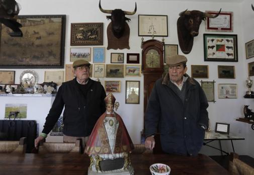 Los hermanos Miura, con la imagen de San Fermín, en el salón de su c ortijo