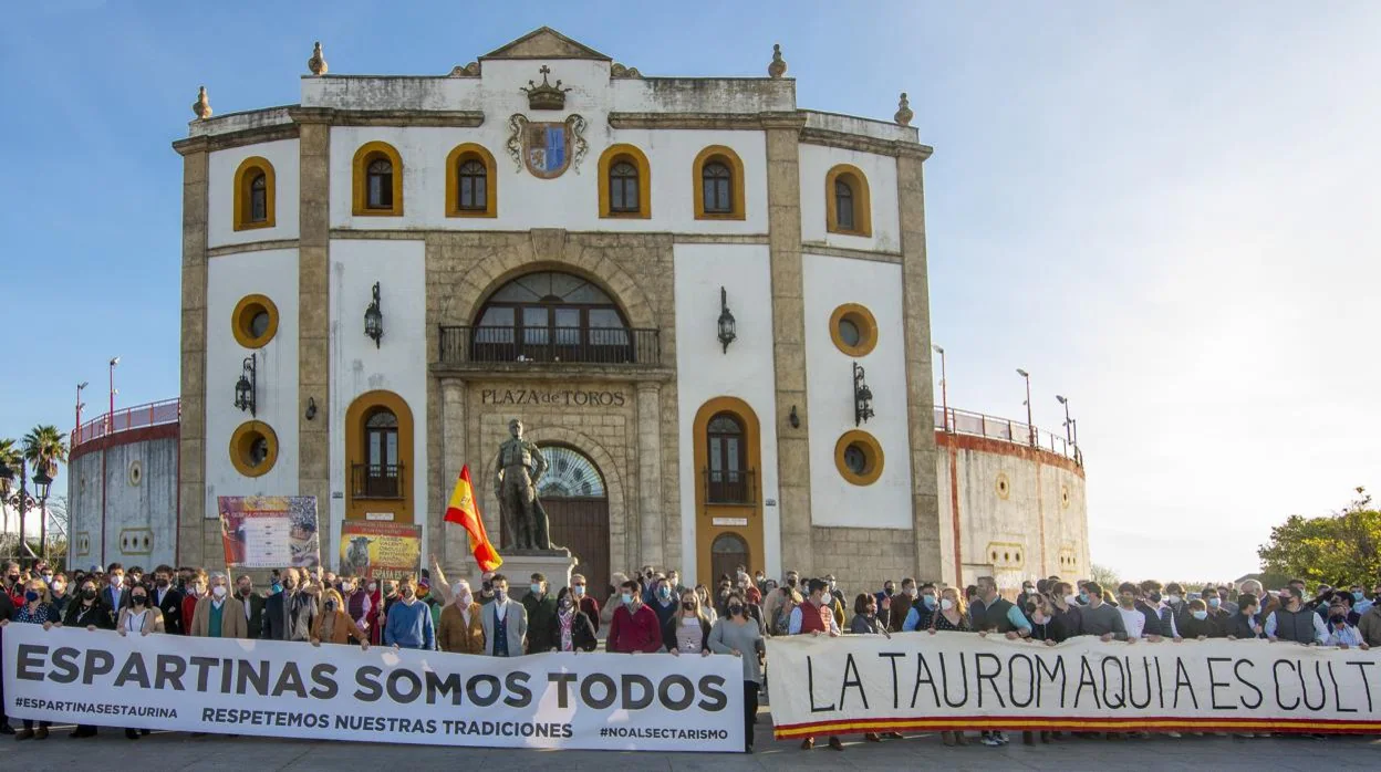 Un grupo numeroso de profesionales y aficionados se dio cita en la plaza de toros de Espartinas para condenar las declaraciones de José María Calado
