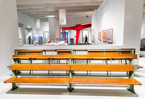 Bancos de anfiteatro (1953), creados por Jean Prouvé