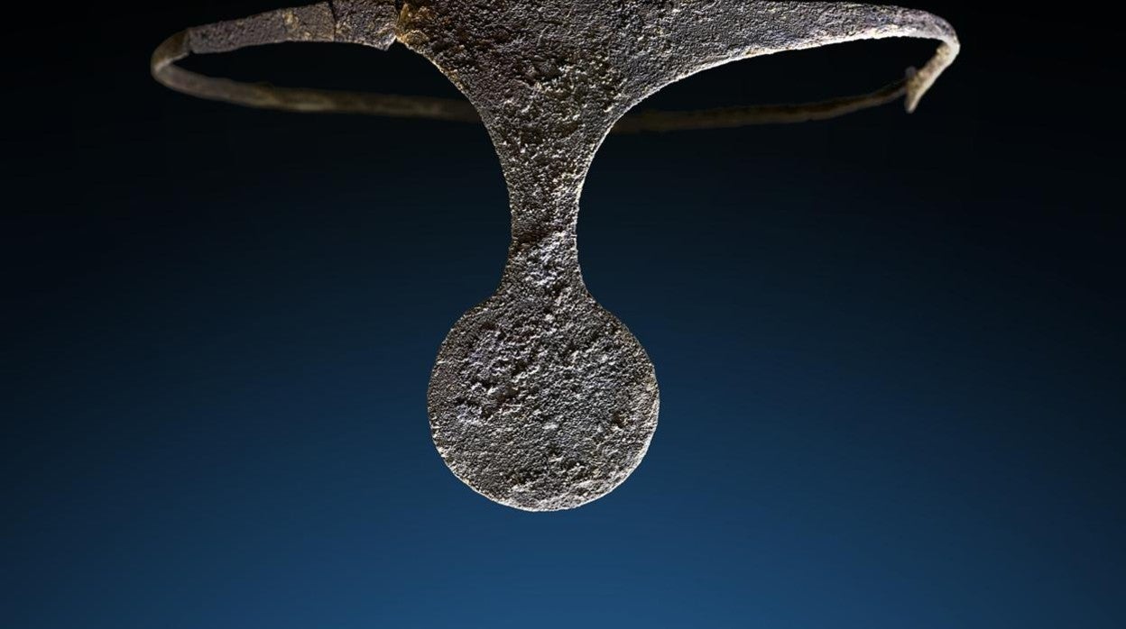 Diadema de plata hallada en la tumba 38 de La Almoloya