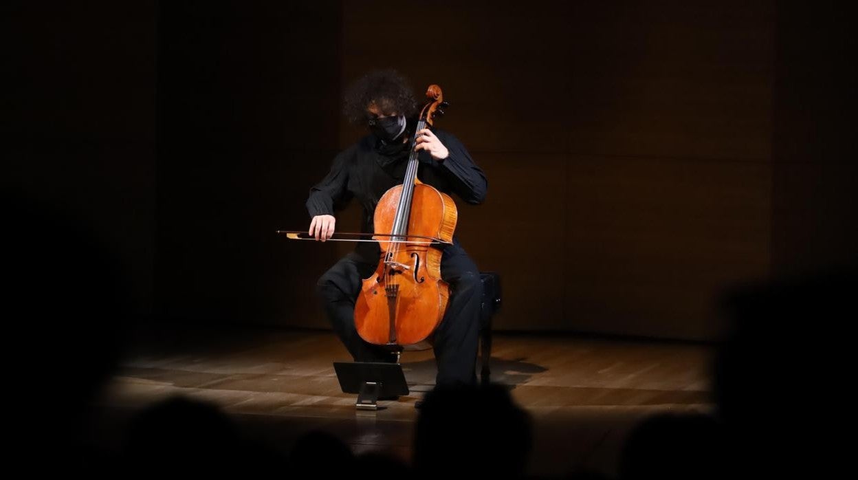 Nicolas Altstaedt, con su violonchelo durante un instante de su actuación en Sevilla