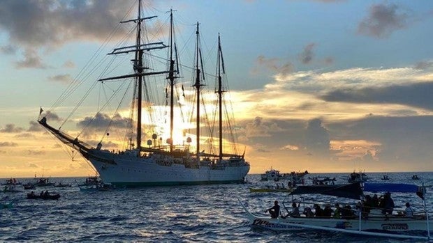 El buque escuela Elcano arriba en Filipinas