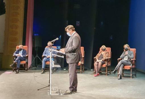 José María Villalobos durante su intervención, junto (de izquierda a derecha sentados) Pepe Montoro, Juan Espadas, Isabel Herrera Segura y Mar Sánchez Estrella