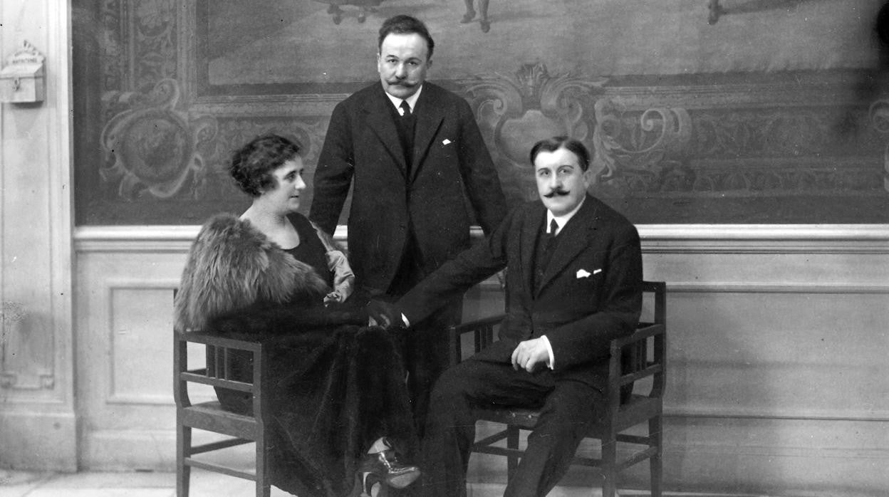 Los hermanos Joaquín y Serafín Álvarez Quintero junto a la actriz Rosario Pino en 1923