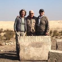 Mariàngela Taulé, Jordi Clos y Luis Manuel Gonzálvez con uno de los bloques del templo