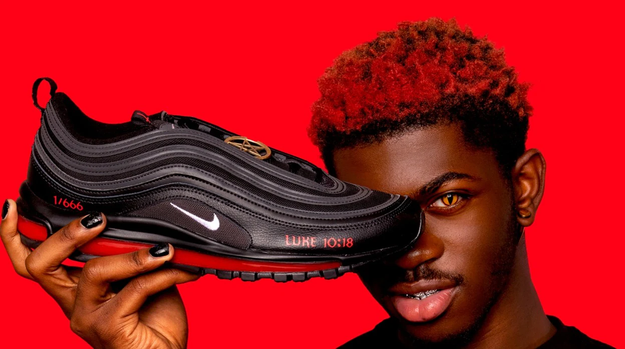 Hueso Vueltas y vueltas Condición Nike denuncia a la estrella del rap Lil Nas X por lanzar unas «zapatillas  satánicas con sangre humana»