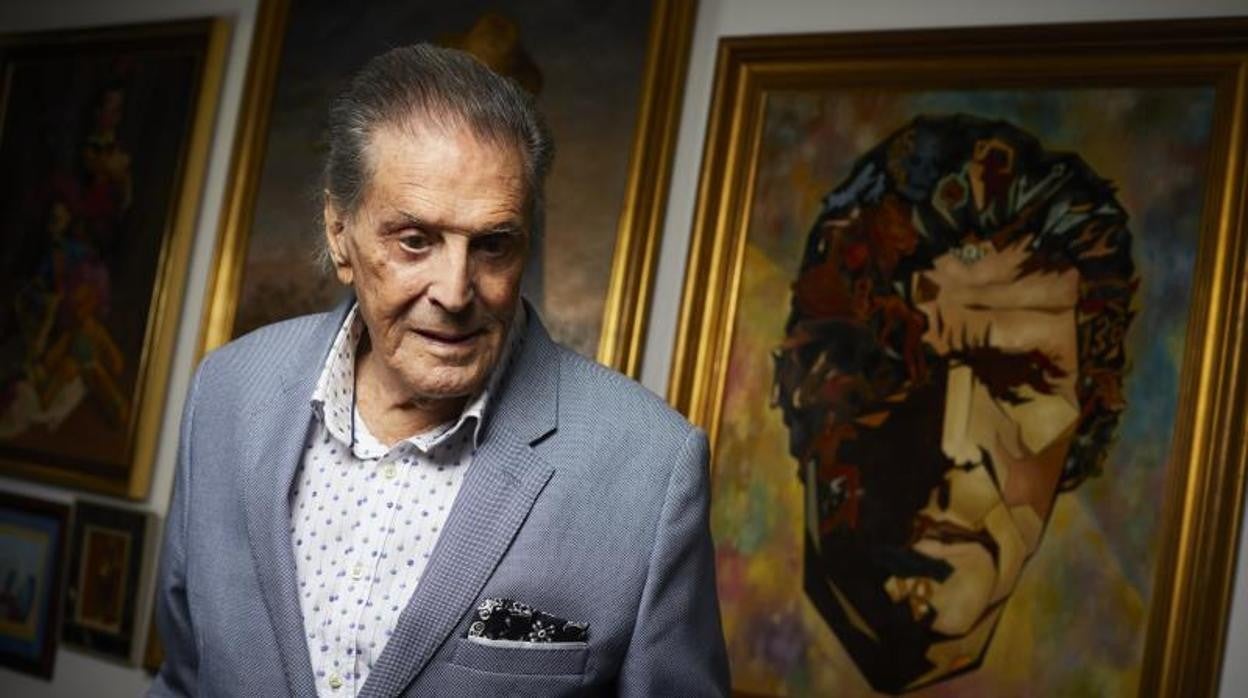 Jaime Ostos, junto a un retrato de su juventud, en su domicilio madrileño