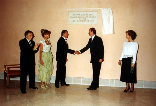 Los Reyes Don Juan Carlos y Doña Sofía, con los barones Thyssen y Jordi Solé Tura, en la inauguración del Museo Thyssen en 1992