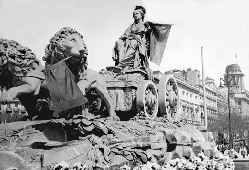 La Fuente de Cibeles adornada con banderas republicanas.