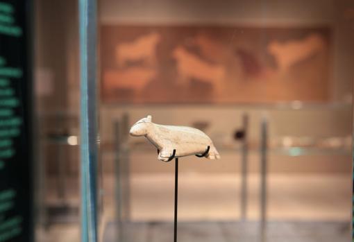 Figura tallada en marfil de cetáceo y hallada en Guadalajara