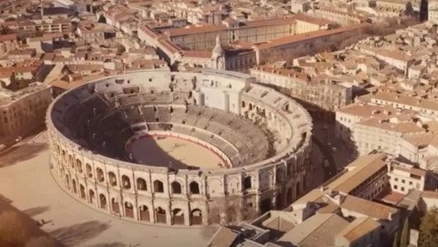 La alcaldesa de Roma cambia el anfiteatro de Nimes por el Coliseo y enfurece a la Ciudad Eterna