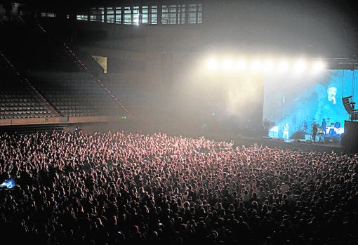 El sector confía en los test de antígenos para replicar la experiencia de Love Of Lesbian y su concierto en el Palau Sant Jordi el 27 de marzo (a la derecha)