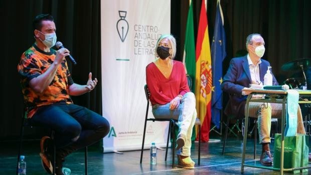 Haze, un ejemplo de superación, celebra el Día del Libro en el instituto Ramón Carande del Polígono Sur