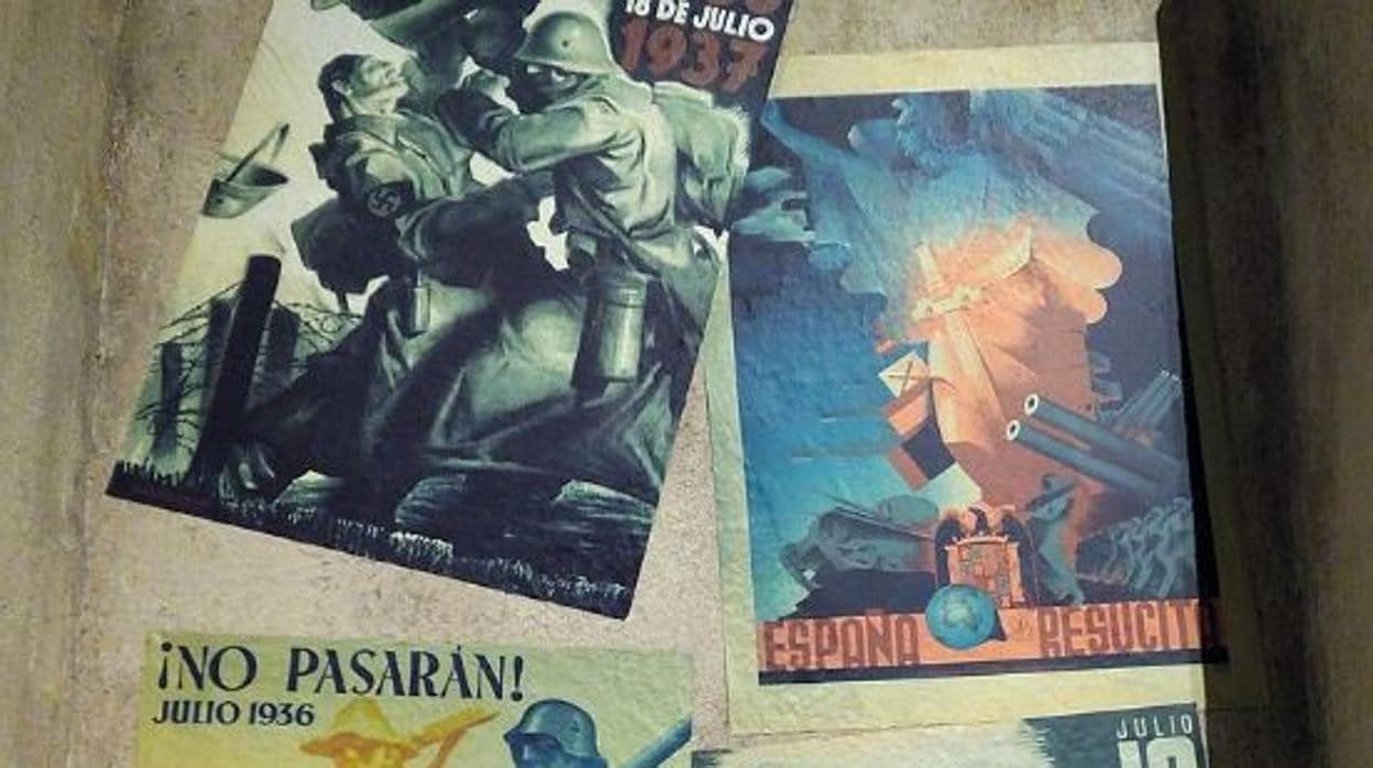 Carteles propagandísticos de la guerra civil española expuestos en el Museo del Ejército en Toledo.