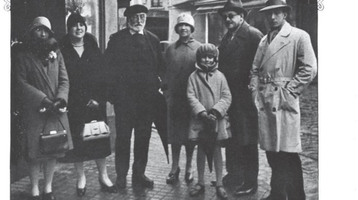 Miguel de Unamuno, fotografiado con el periodista argentino Juan José de Soiza Reilly y su familia en Hendaya