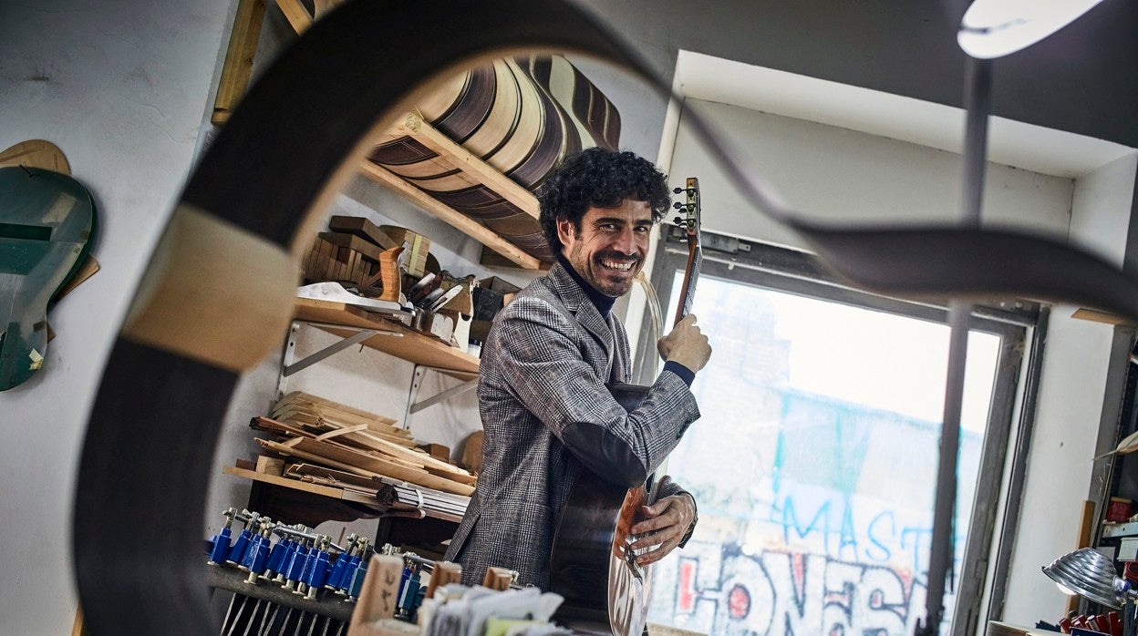 Pablo Sáinz-Villegas, en la Guitarrería Mariano Conde