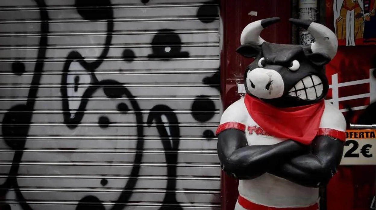 Imagen de una figura de un toro vestido de pamplonica en una calle de la capital navarra