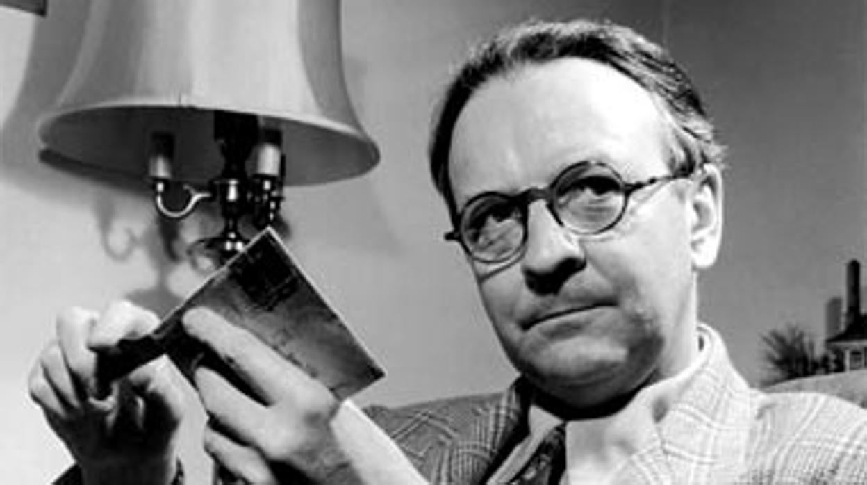 El escritor estadounidense Raymond Chandler