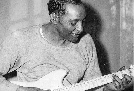 Un presidiario toca la guitarra durante una visita de Lomax a la prisión de Parchman