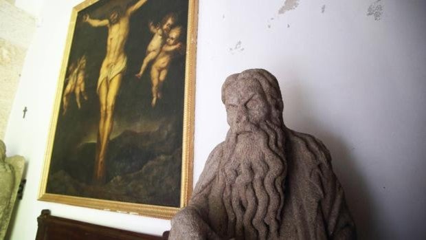 Los Franco solicitan retirar de Meirás las estatuas del maestro Mateo y la biblioteca de Emilia Pardo Bazán