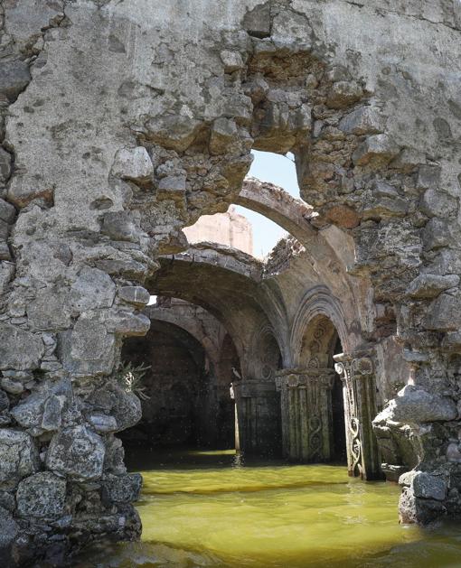 Interior de la iglesia del antiguo Zangarro