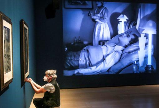 Hay proyecciones por toda la exposición