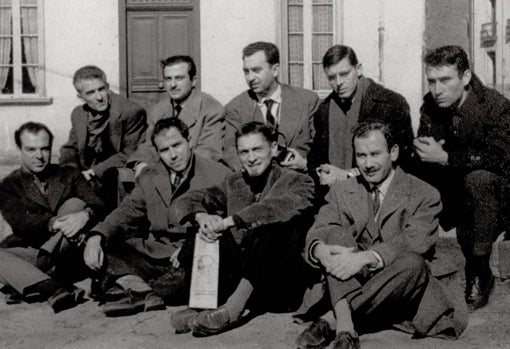 Homenaje a Antonio Machado en Collioure. De izquierda a derecha, en la parte de arriba: Blas de Otero, José A. Goytisolo, Ángel González, José A. Valente y un desconocido. En la parte de abajo: Jaime Gil de Biedma, Alfonso Costabreda, Carlos Barral y J.M. Caballero Bonald