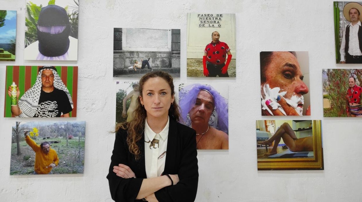 Pati Lara, directora de la galería The Ryder Projects, posa junto a una obra de Miguel Benlloch