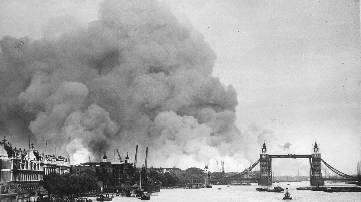Vista del río Támesis y el humo en los puertos de Londres tras los primeros bombardeos del 7 de septiembre