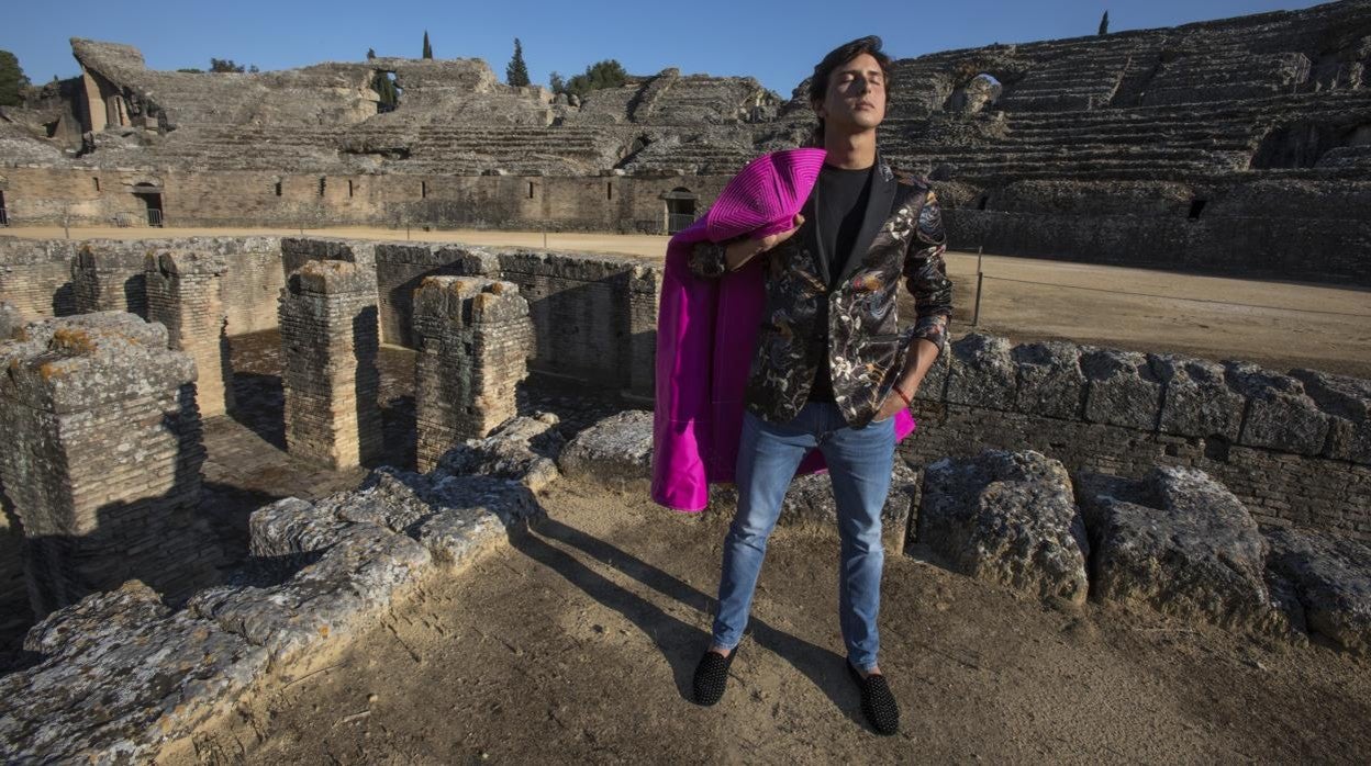 Andrés Roca Rey, posando para ABC en el anfiteatro de Itálica