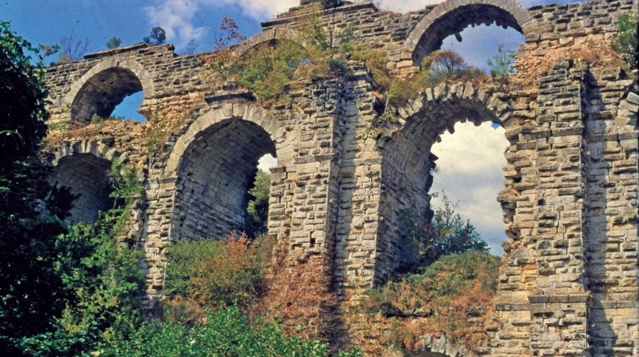 El puente Kurşunlugerme, de dos pisos, forma parte del sistema de acueductos de Constantinopla