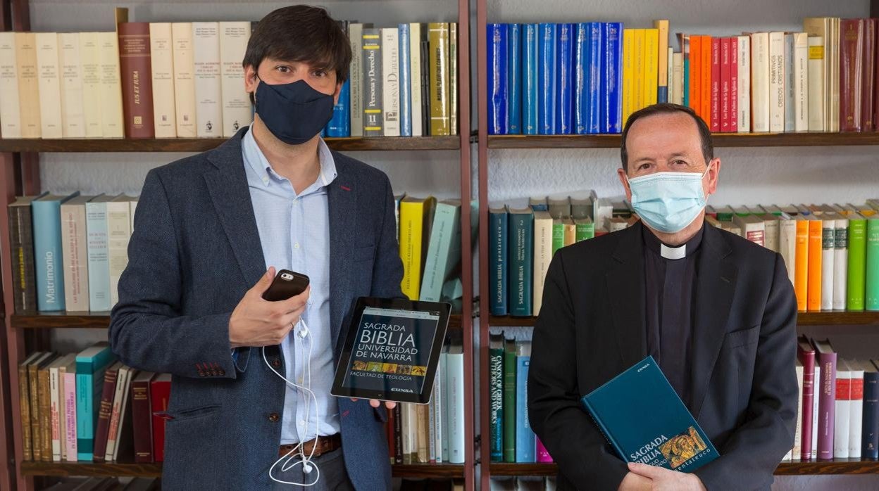 Javier Balibrea, director de EUNSA y Juan Chapa, director del Departamento de Estudios Bíblicos e Historia de la Iglesia de la Universidad de Navarra, con las versiones audiolibro y papel de la Biblia