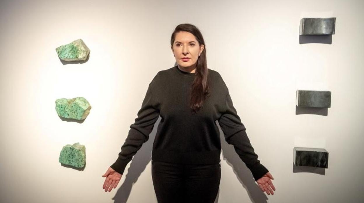 La artista serbia posa para los fotógrafos durante la presentación de la exposición 'The Cleaner' (el limpiador) en el Centro de Arte Contemporáneo de Torun (Polonia) en 2019