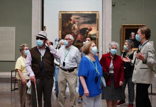 Teresa Posada, en la galería central con un grupo de mayores