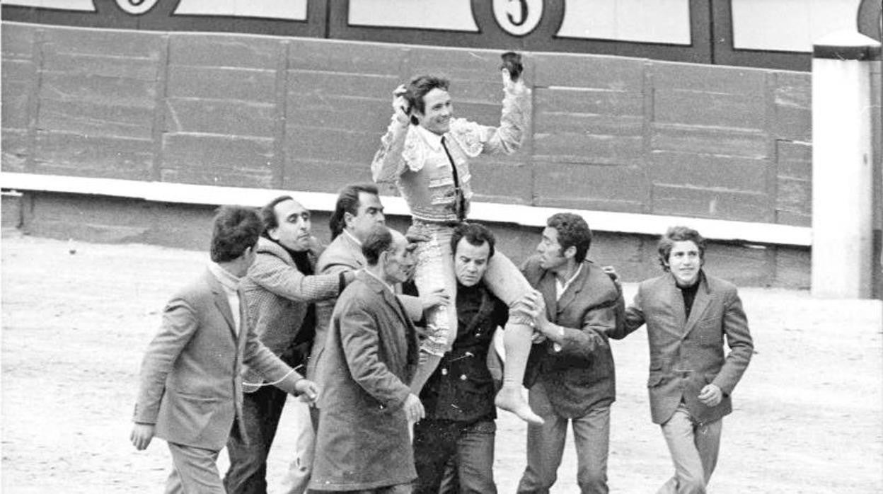 Raúl Aranda, a hombros en Las Ventas