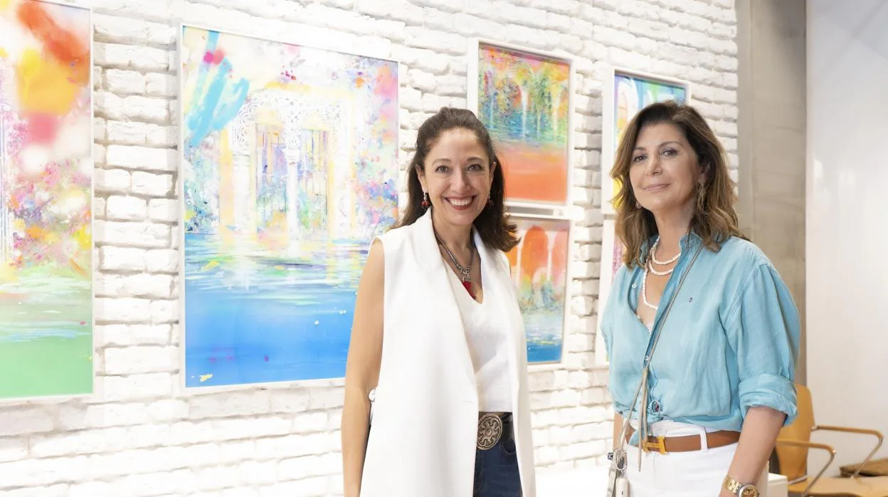 En la imagen, la pintora María Bejarano e Inma Puchal, directora de la galería